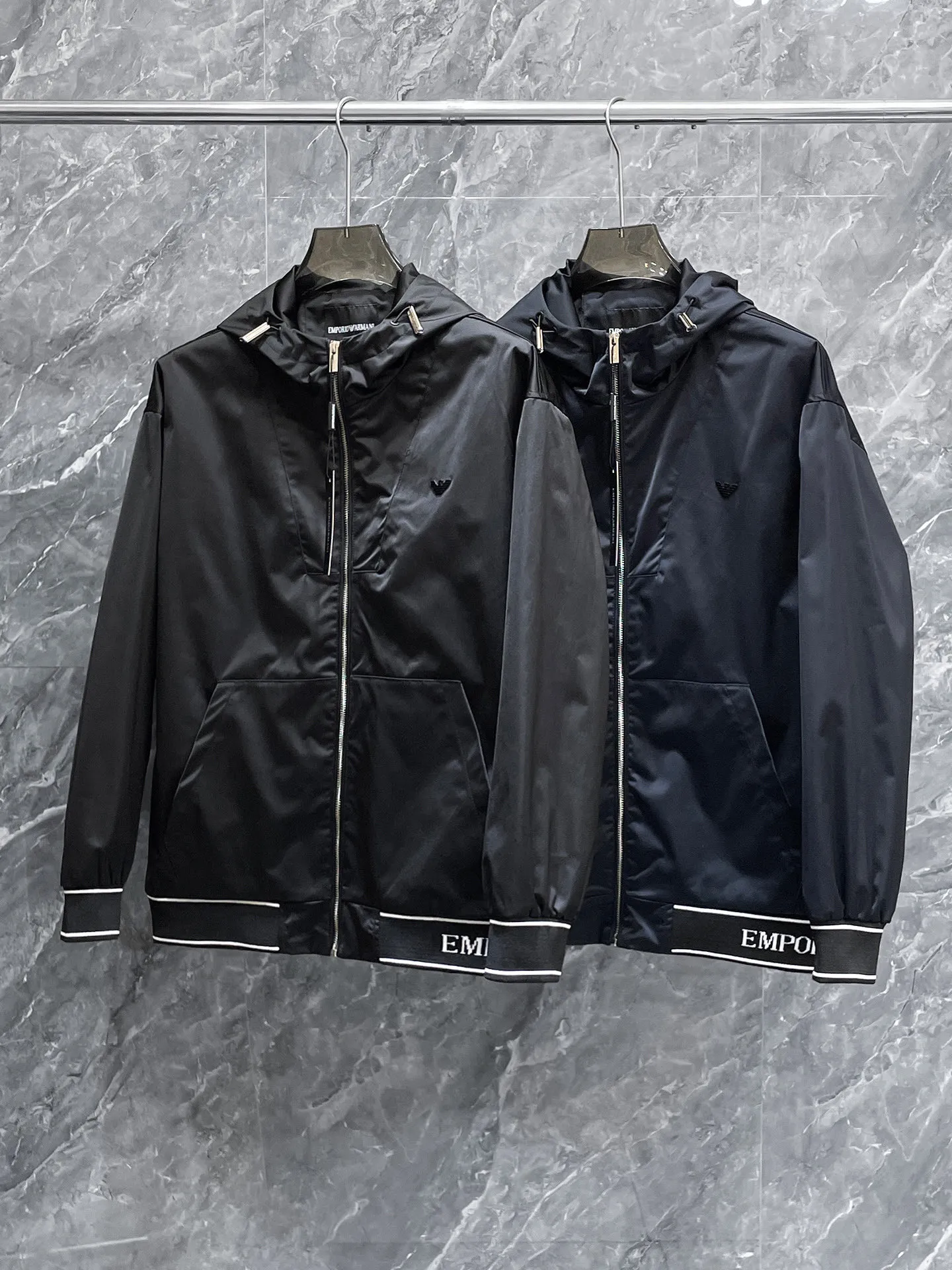Armani official website Same Style, complete with three labels, on sale in advance. 2026 Autumn and Winter New Arrival men's jacket, Original with complete three labels, Premium version. Custom-made fabrics at the counter. Breathable, high comfort, impeccable details, brand element design concept, reflecting high quality. It feels delicate and soft, presents a casual cut, and has a great upper body shape. Sizes: M～3XL